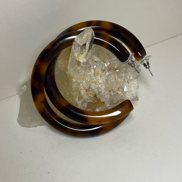 Large Acrylic Hoop earrings Classic Tortise, a timeless style 🆕 - Picture 3 of 3